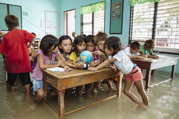 Unterricht in einer ueberfluteten Schule in der Inselgruppe vor Bohol