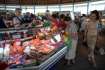 Brest  Weissrussland  ein Fischstand in der Brester Markthalle