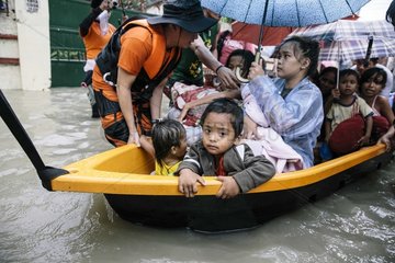 Evakuierung und Rettung von Flutopfern im Stadtteil Kawitt Cavite nach Taifun Maring