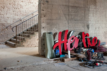 Berlin  Deutschland  demontierter Hertie-Schriftzug im ehemaligen Hertie-Kaufhaus Turmstrasse
