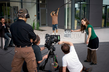 Berlin  Deutschland  Regisseur Norbert Ghafouri und Kameramann Frank Bruenner bei den Dreharbeiten zum einem Studentenfilm