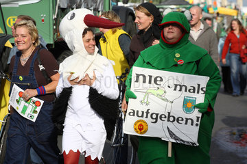 Berlin  Deutschland  verkleidete Demonstranten mit Schild auf der Anti-Atom-Demonstration