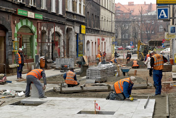 Kattowitz  Polen  Bauarbeiter wandeln eine Strasse in eine Fussgaengerzone um