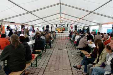 Suhl  Deutschland  Gaeste eines Bierfestes sitzen im Festzelt