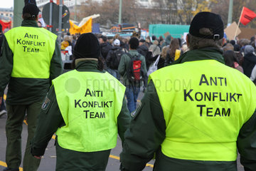 Berlin  Deutschland  Anti Konflikt Team der Polizei auf einer Demonstration