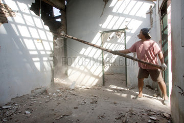 Bulus Kulon  Indonesien  Schuttbeseitigung im Erdbebengebiet