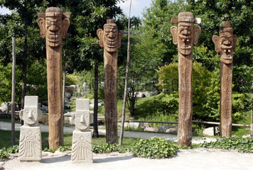 Berlin  Deutschland  Totempfaehle im Seouler Garten im Erholungspark Marzahn