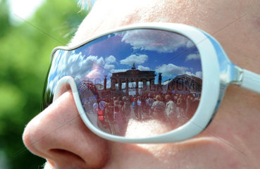 Berlin  Deutschland  das Brandenburger Tor spiegelt sich in einer Sonnenbrille