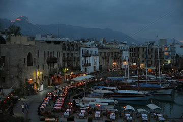 Girne  Tuerkische Republik Nordzypern  der Hafen der Altstadt in der Daemmerung