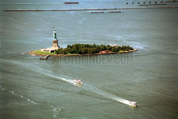 New York  USA  Liberty Island mit -Miss Liberty-