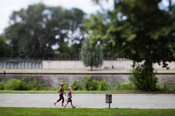 Berlin  Deutschland  zwei Kinder laufen entlang der Spree