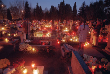 Allerheiligen (Wszystkich Swietych) auf einem Friedhof in Poznan  Polen