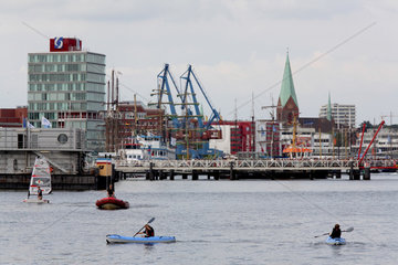 Kiel  maritimes Treiben im Kieler Hafenbecken an der Hoern