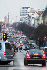 Berlin  Deutschland  Strassenverkehr auf dem Kaiserdamm