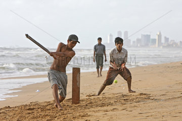 Colombo  Sri Lanka  Jugendliche spielen Kricket am Strand