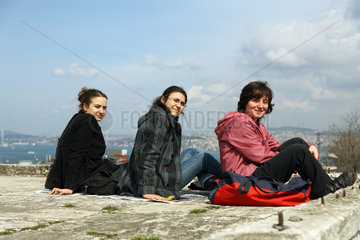 Istanbul  Tuerkei  Studentinnen bei einer Pause auf dem Campus der Universitaet Istanbul