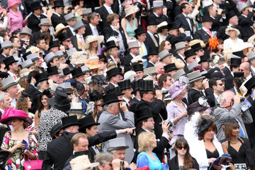 Epsom  Grossbritannien  elegant gekleidete Menschen beim Pferderennen