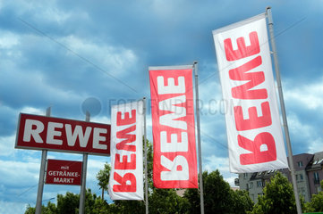 Berlin  Deutschland  Fahnen und Firmenschild von REWE