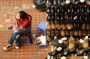 Schuhverkaeuferin im Cho Dong Xuan Markt