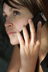 Berlin  Frau telefoniert mit ihrem Mobiltelefon