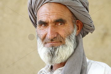 Kunduz  Afghanistan  Portraet eines Vaters der seine Frau und Kinder verloren hat
