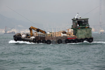 Hong Kong  China  Frachtboot auf dem Suedchinesischen Meer