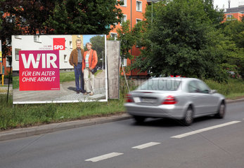 Berlin  Deutschland  Wahlplakat der SPD zur Bundestagswahl am Strassenrand