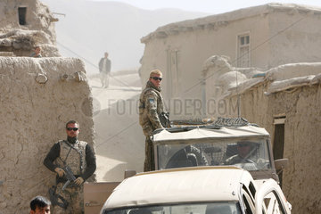 Feyzabad  Afghanistan  Bundeswehr-ISAF Soldaten patrouillieren