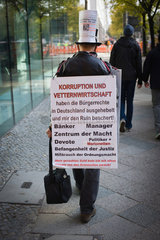 Berlin  Deutschland  Demonstrant in der Strasse Unter den Linden