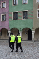 Posen  Polen  zwei Polizisten gehen durch die Posener Altstadt