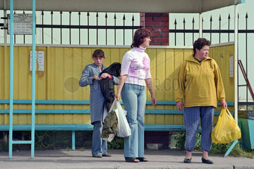 Frauen an einer Bushaltestelle in Kaliningrad  Russland