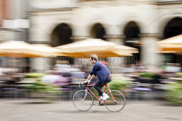 Fahrradstadt Muenster - Radfahrer in der Innenstadt am Prinzipalmarkt