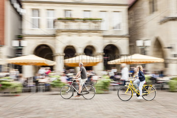 Fahrradstadt Muenster - Radfahrer in der Innenstadt am Prinzipalmarkt