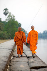 Angkor  Kambodscha  zwei Moenche gehen spazieren