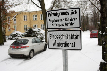 Berlin  Deutschland  Hinweisschild auf eingeschraenkten Winterdienst