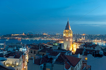 Istanbul  Tuerkei  Blick ueber den Stadtteil Beyoglu am Abend