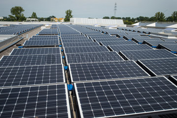Berlin  Deutschland  Dach des Berliner Grossmarkts mit den neuen Solarpanelen