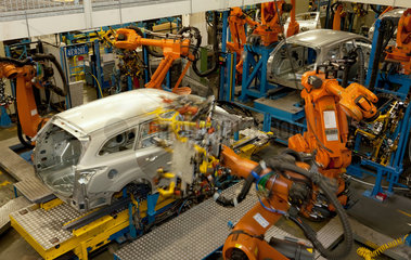 Saarlouis  Deutschland  Ford-Werke in Saarlouis  Roboter schweissen Rohkarossen