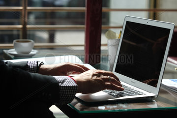 Berlin  Deutschland  ein Mann arbeitet an seinem Laptop