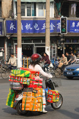 Shanghai  vollbepackter Motorroller in der Altstadt