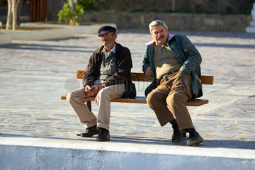 Agios Nikolaos  alte Maenner sitzen auf einer Bank