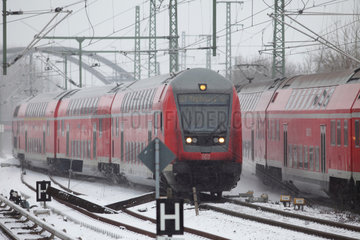 Berlin  Deutschland  Regionalzuege der Deutschen Bahn bei Schneefall