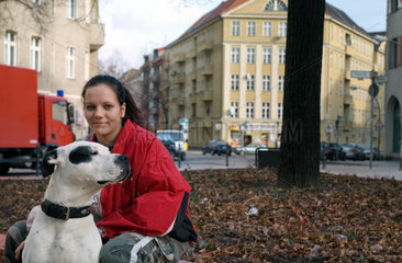 Berlin  Deutschland  eine junge Frau mit ihrem American Bulldog Boxer Stafford Hund