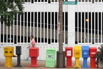 St. Louis  USA  Zeitungskaesten in unterschiedlichen Farben am Strassenrand