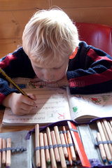 Ein Junge macht seine Schulaufgaben