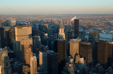 Blick vom Empire State Building auf das verschneite New York