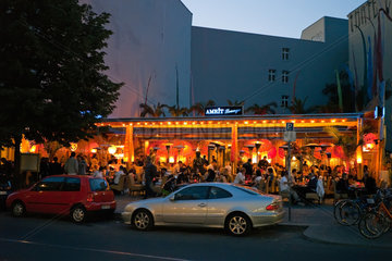 Berlin  Deutschland  Terrasse eines Restaurants in der Oranienburger Strasse