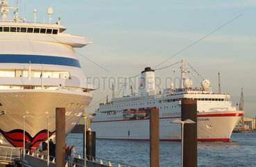 Hamburg  Deutschland  die Kreufahrtschiffe AIDAluna und Deutschland im Hamburger Hafen