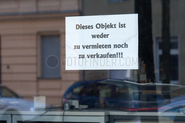 Berlin  Deutschland  Hinweisschild ueber die Unvermietbarkeit sowie Unverkaeuflichkeit eines Objektes