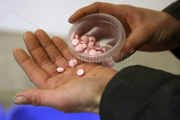 Schuenow  Deutschland  homoeopathische Tabletten auf einer Hand